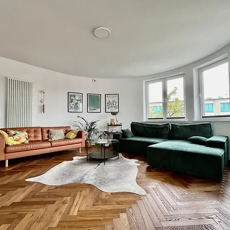 Easy Rent Apartments- Central Penthouse Apartment *
