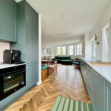 Easy Rent Apartments- Central Penthouse Apartment *
